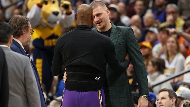 詹姆斯:约基奇是最伟大球员之一,我需要拥抱他表达我的敬意