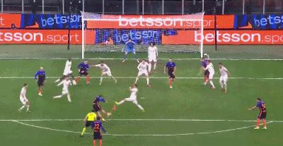 第39分钟，泽林斯基打门造点，随后亲自主罚命中，国米1-2比萨